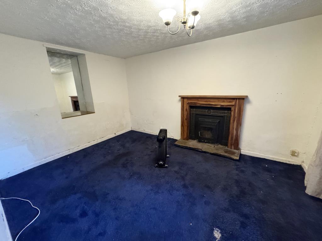 Lot: 122 - SEMI-DETACHED HOUSE FOR IMPROVEMENT - Living room